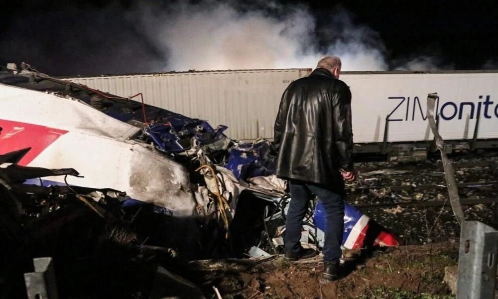 Τέμπη: Επίθεση στον Πέτσα από πατέρα θύματος - «Είστε εν δυνάμει συμμέτοχοι στη δολοφονία - Αφήστε την υποκρισία»